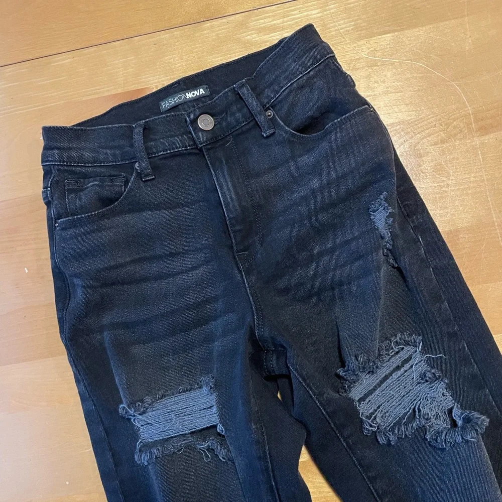 Fashion Nova Black Denim Straight Leg High Waist Distressed Jeans Size 1 - Picture 4 of 8